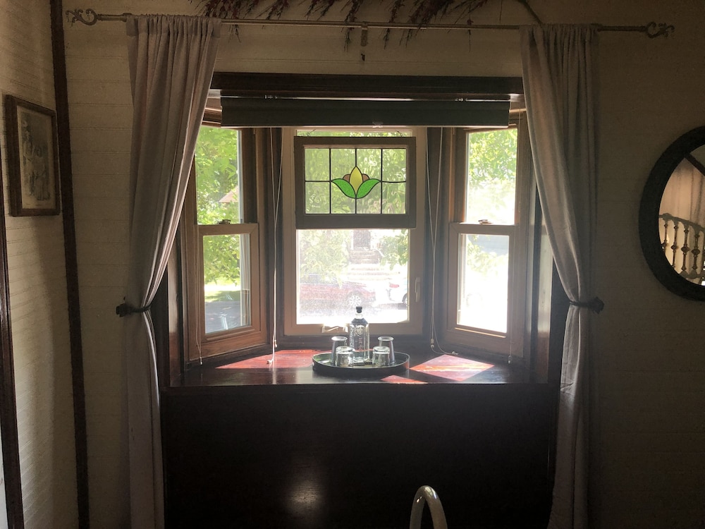 Downtown BnB King Bed Clawfoot Tub & Jacuzzi 1 photo 2