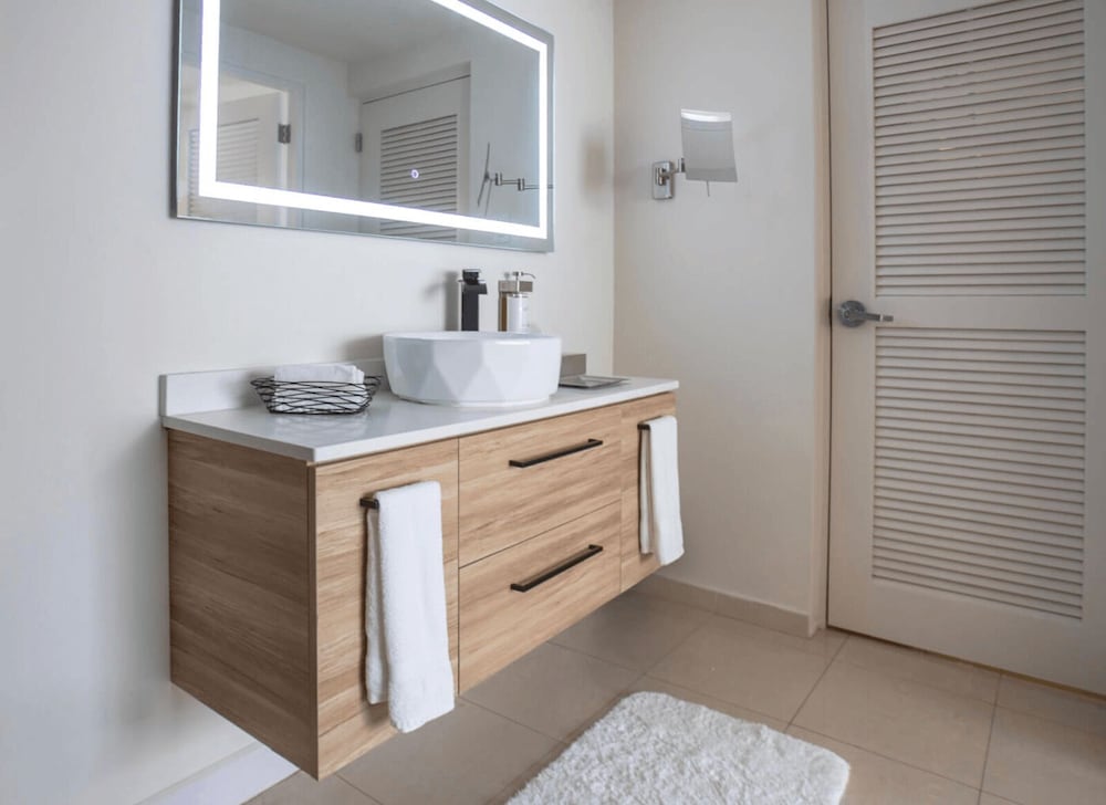 Room, 1 King Bed, Non Smoking (poolside)