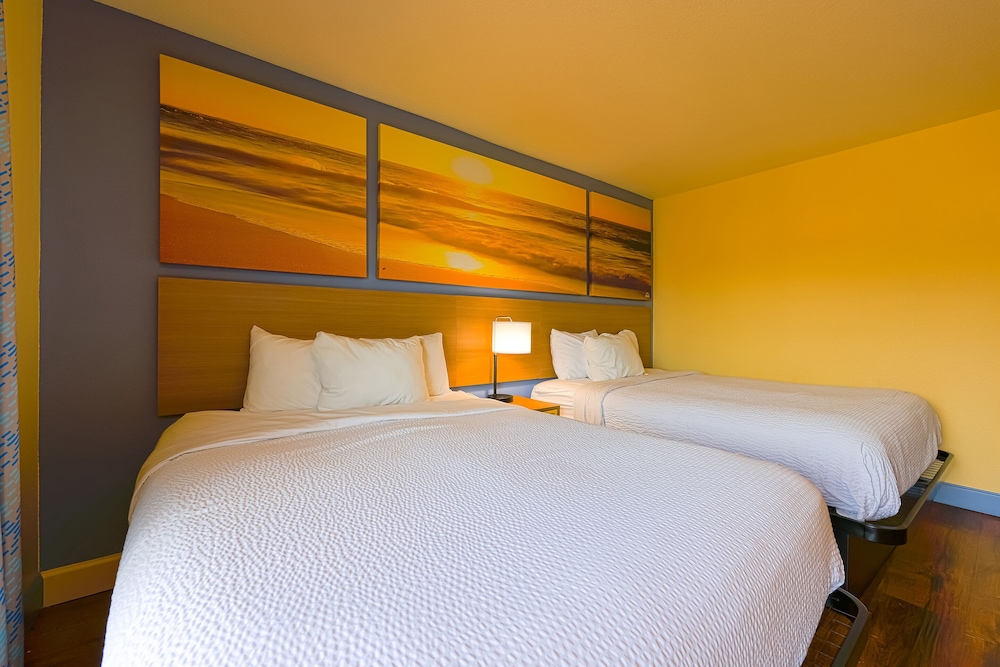 Double Room, 2 Queen Beds, Balcony photo 3