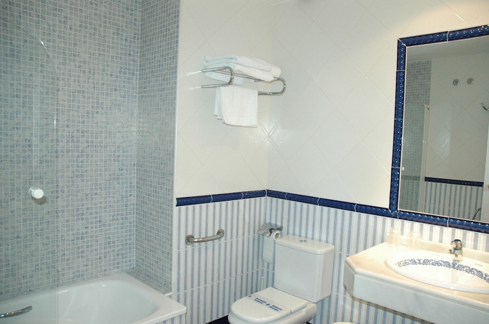 Standard Double or Twin Room - Photo 4