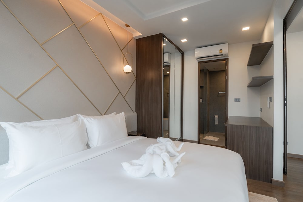 Deluxe Room, 1 King Bed - Photo 1