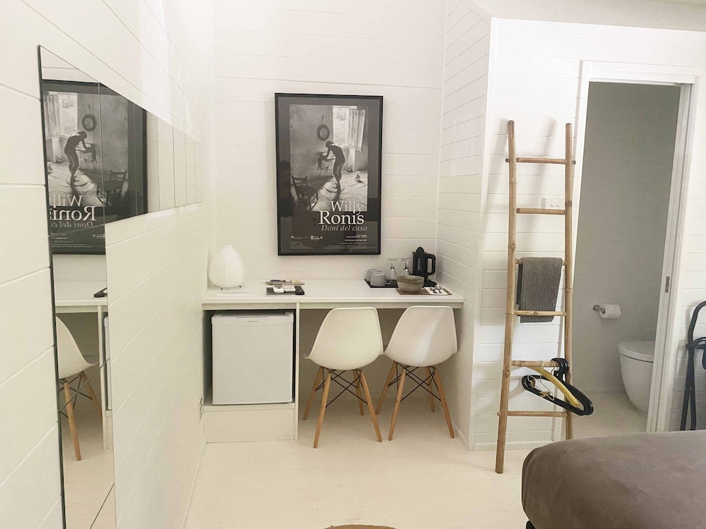 Queen Room, Shared Bathroom, 3 Night Min. Stay