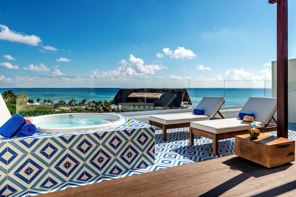 Junior Suite El Beso Rooftop Partial Ocean View