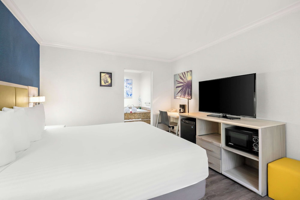 Suite, 1 King Bed, Jetted Tub, Courtyard Area