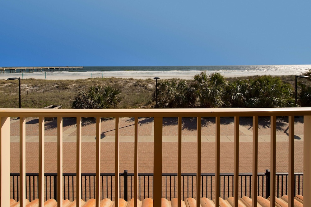Standard Room, 1 King Bed, Balcony, Oceanfront (with Sofabed) - Photo 5