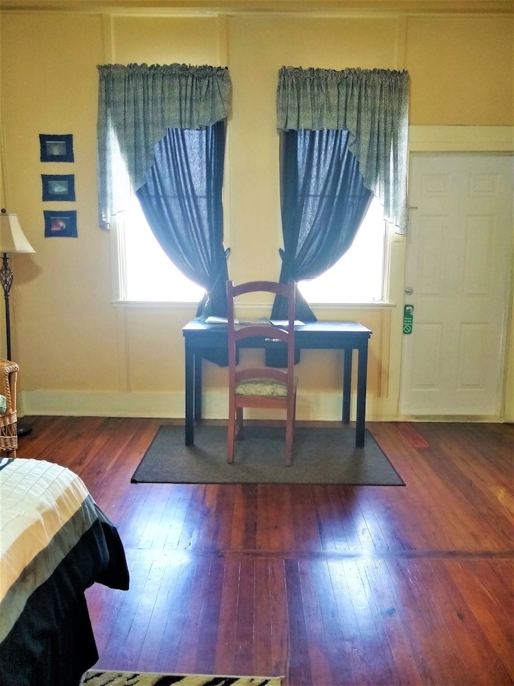 Superior Room, 1 King Bed, Partial Sea View, Corner photo 2