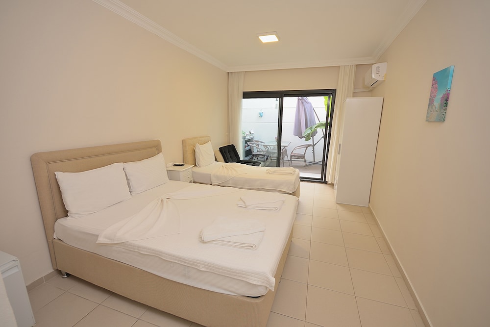 Economy Room, Balcony