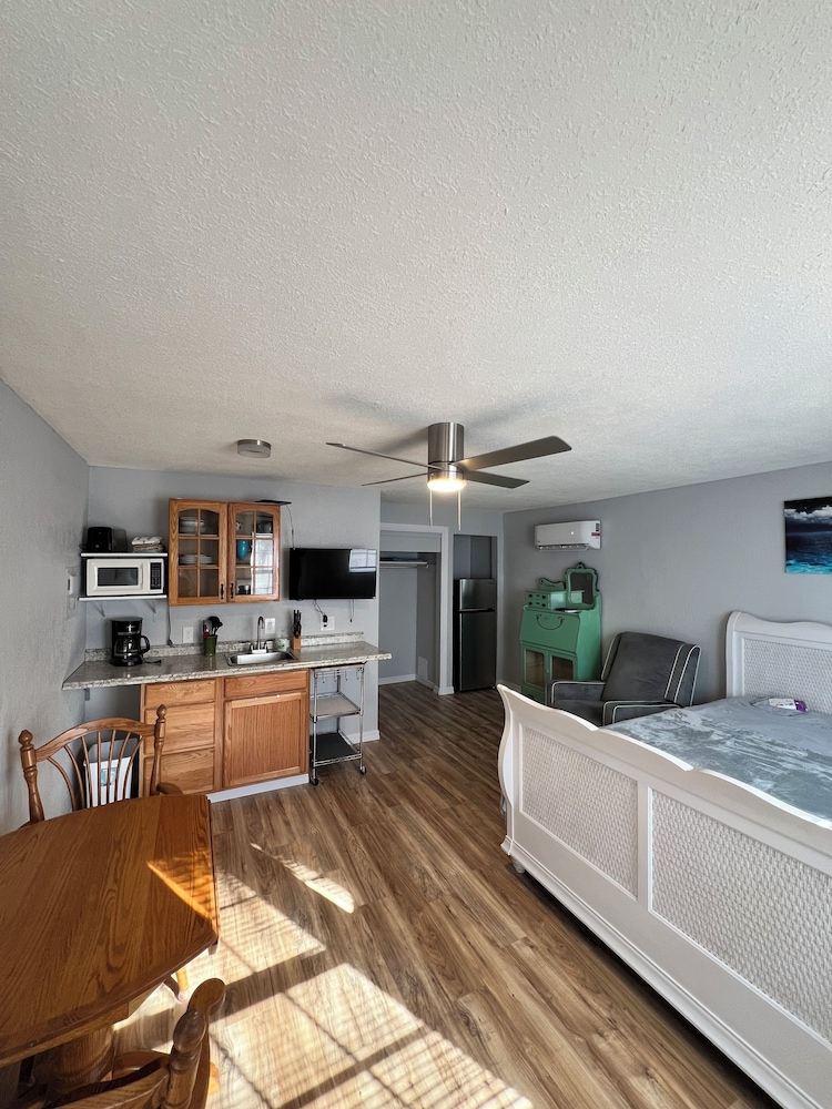 Standard Studio, 1 Queen Bed, Ocean View, Oceanfront photo 3