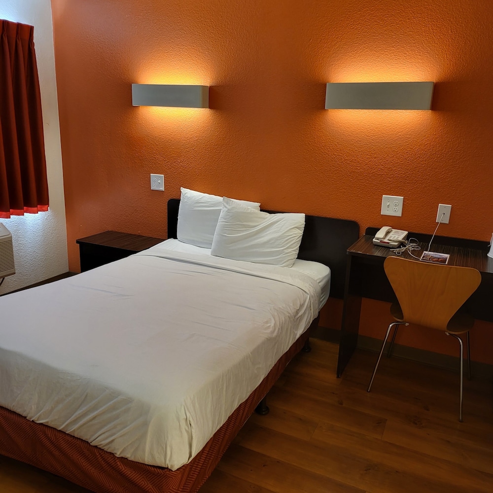 Room, 1 Double Bed, Accessible, Non Smoking (Mobility/hearing, Roll-in Shower) photo 1