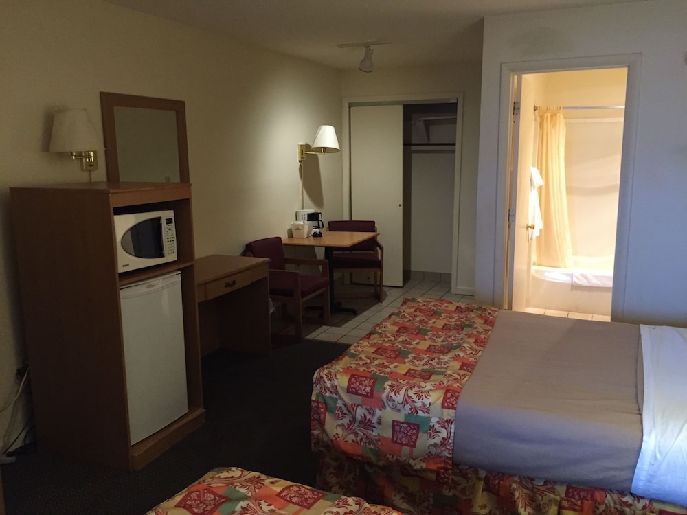 Pet Friendly Non Poolside Room with Two Full sized beds Non smoking - Photo 3