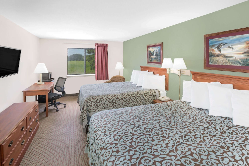 Room, 2 Queen Beds, Smoking photo 1