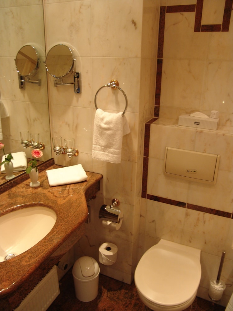 Double Room Single Use, Lake View (Air Conditioning)