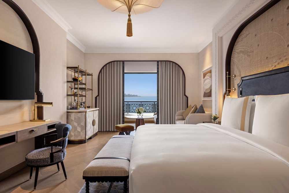 Deluxe Room (Ocean Skyline)