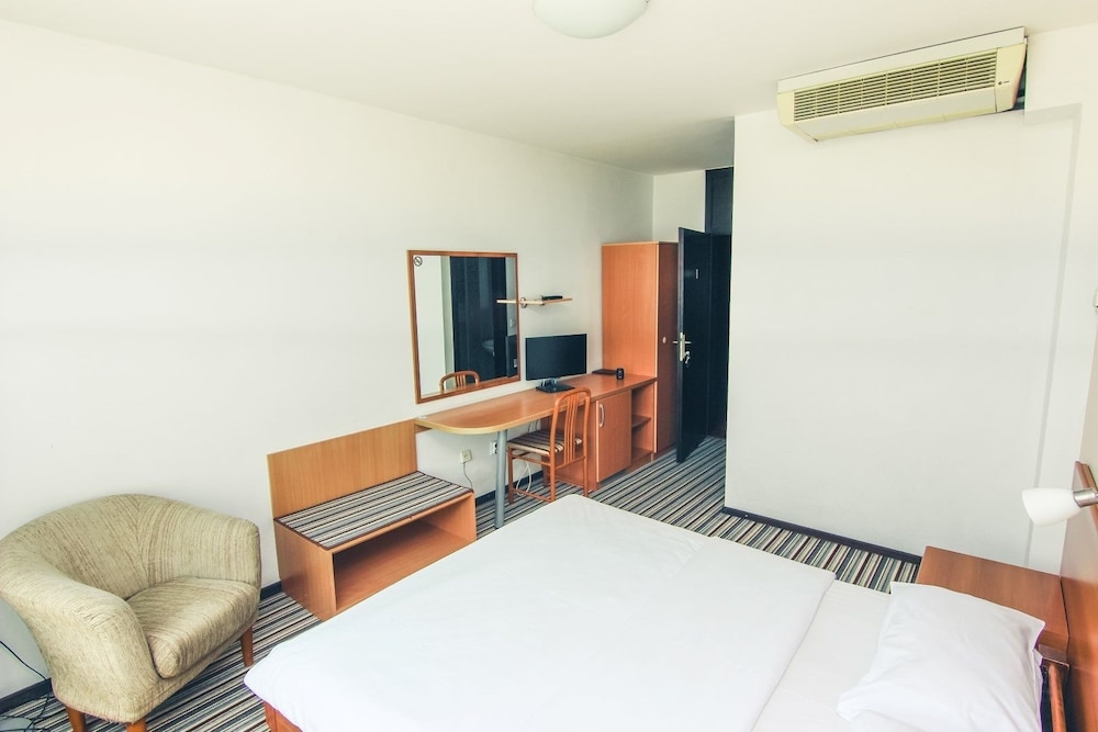 Standard Double or Twin Room, Non Smoking, City View - Photo 4