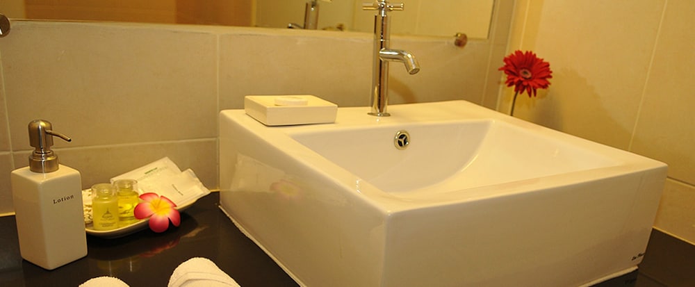 Deluxe Double or  Twin with Breakfast and Airport Transfer - Photo 24