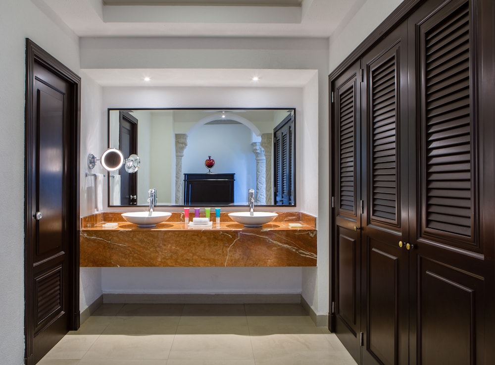 Ocean View Swim Up Suite King photo 3