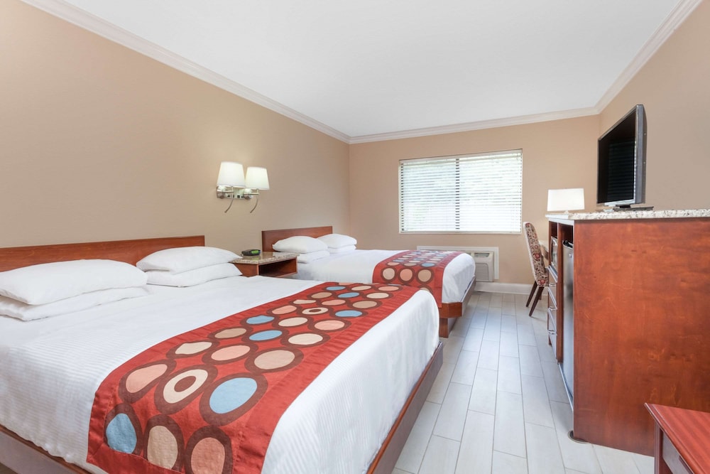Standard Room, 2 Queen Beds - Photo 4