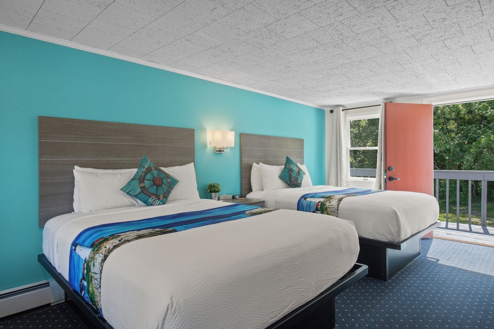 Standard Room, 2 Queen Beds, Non Smoking, Pool View