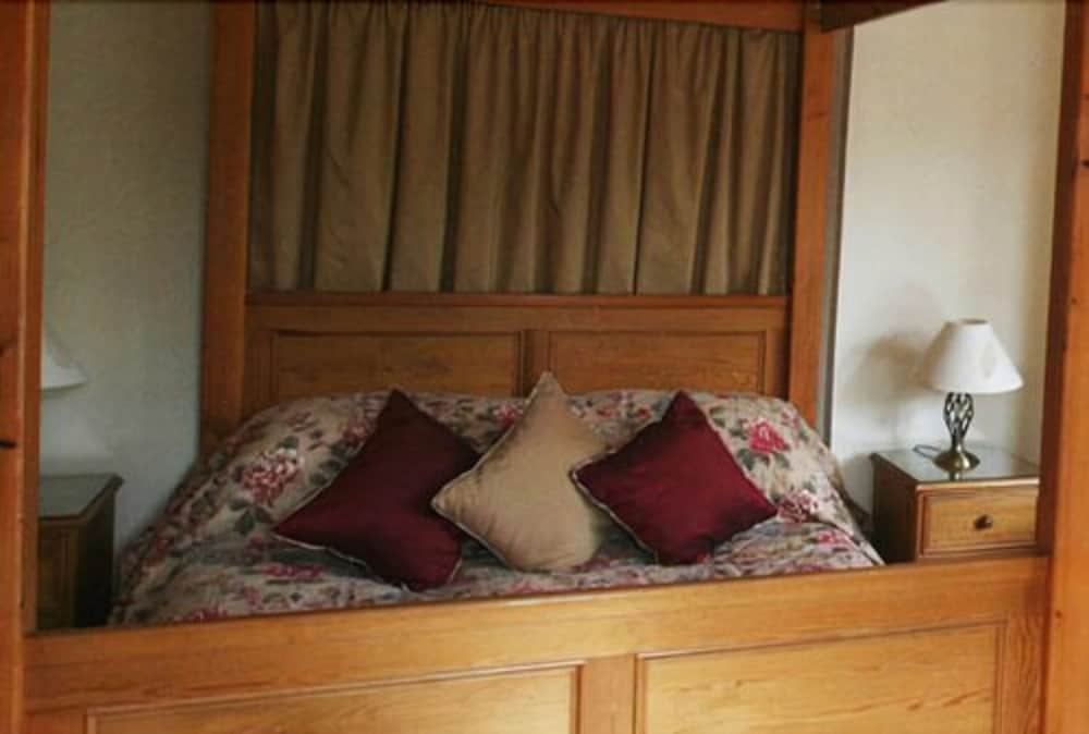 Double Room (Four Poster - Not Pet-Friendly) photo 2