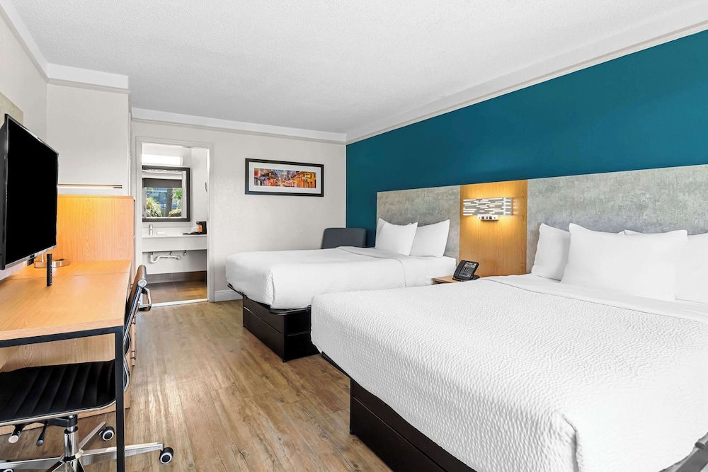 Standard Room, 2 Double Beds, Non Smoking - Photo 1