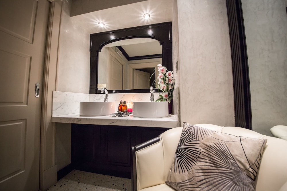 Superior Double or Twin Room - Photo 10