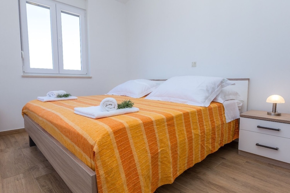 Apartment (Zvone1  - at the water front - A5(2+2)