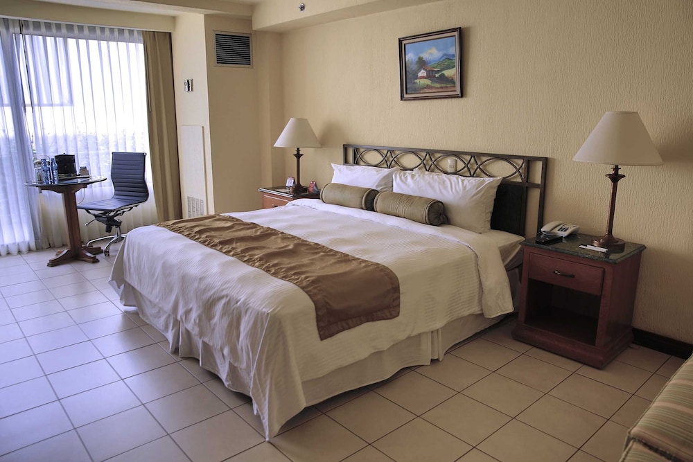Deluxe Room, 1 King Bed, Tower - Photo 2