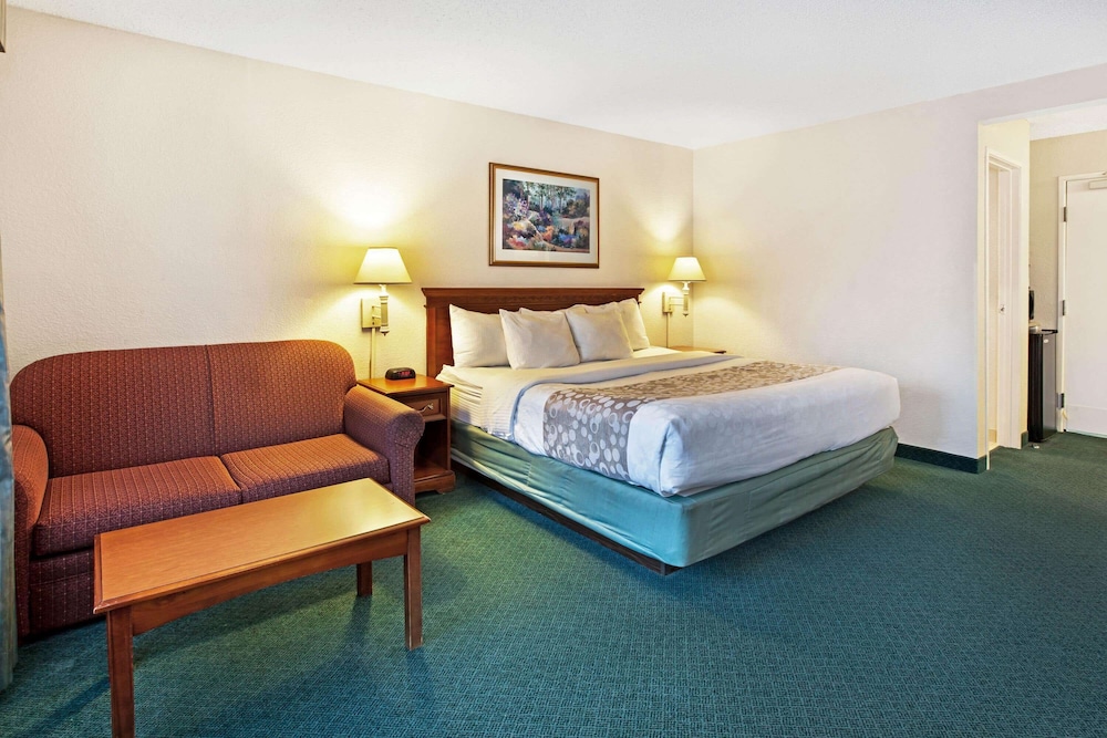 Room, 1 King Bed, Non Smoking photo 2