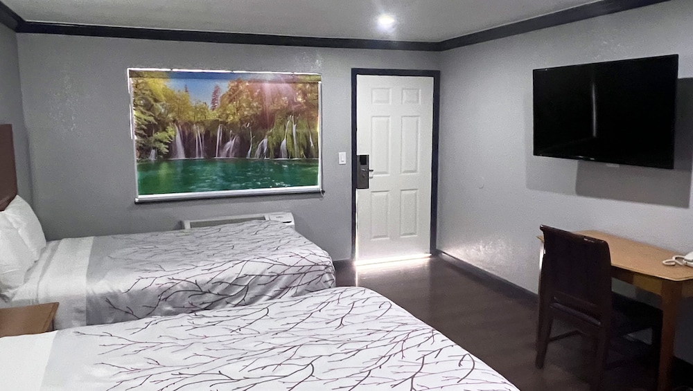Suite, 2 Bedrooms, Non Smoking, Refrigerator & Microwave photo 3