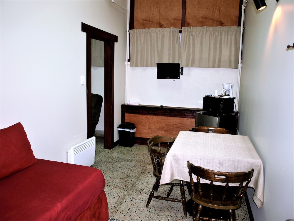 Junior Studio Suite, Multiple Beds, Shared Bathroom, Garden View photo 3