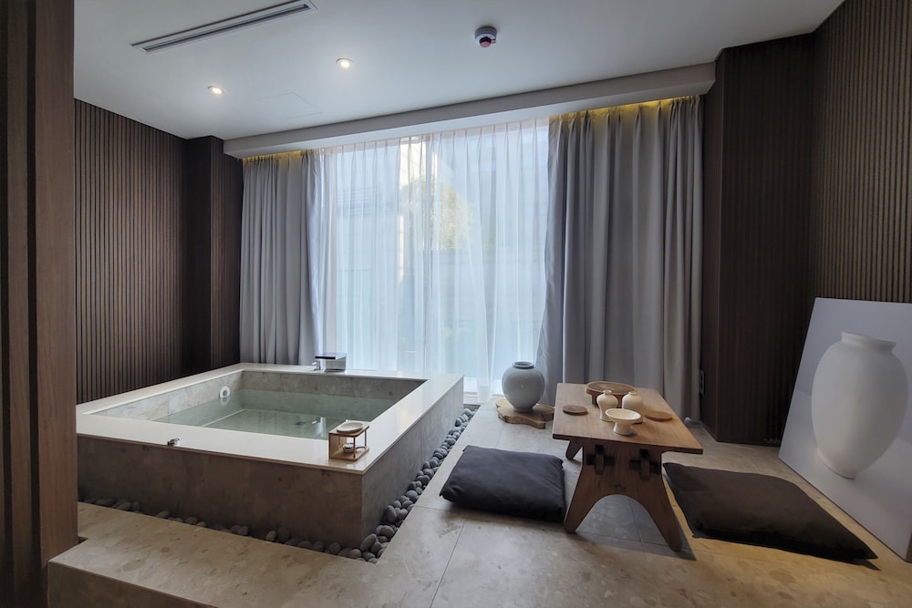 Main Double Timber Spa Room (Randomly selected) - Photo 2