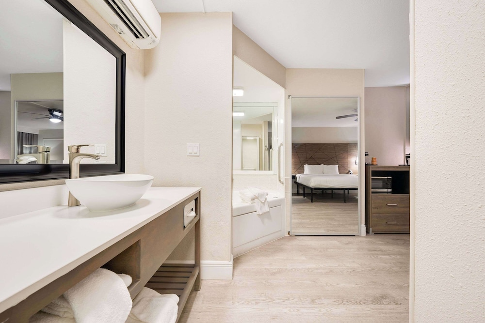 Suite, 1 King Bed, Non Smoking, Hot Tub - Photo 16