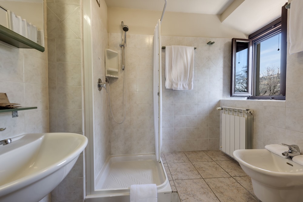 Economy Triple Room photo 2