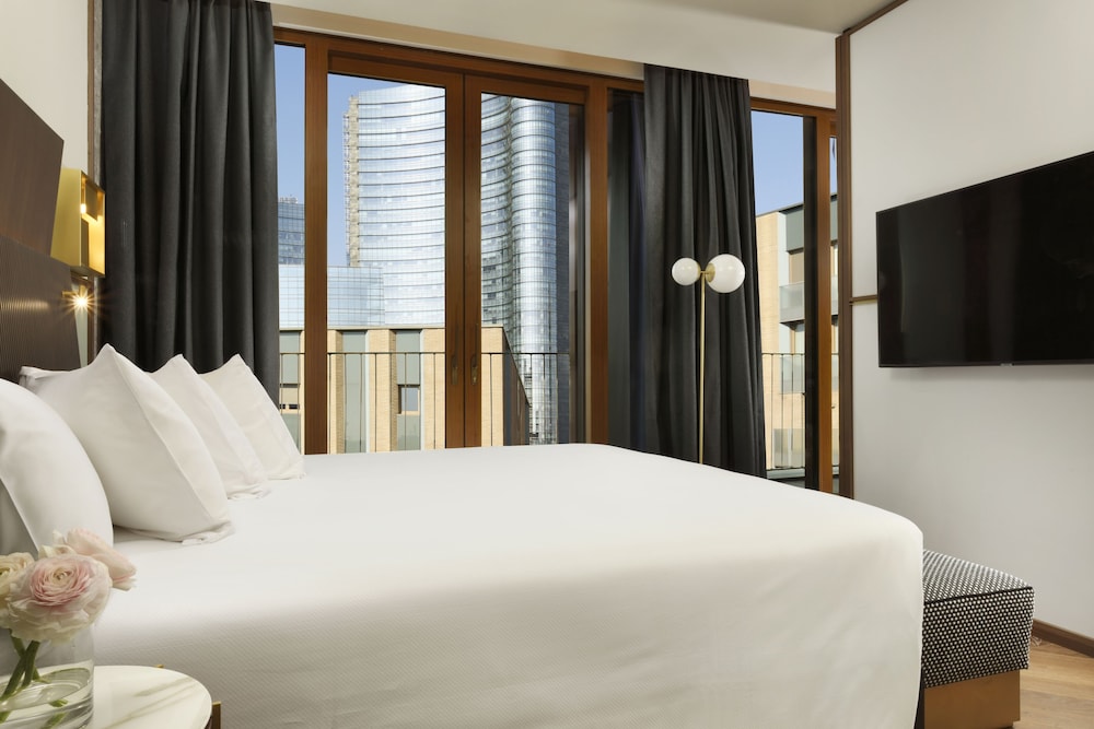 Junior Suite, City View (with 1 Rollaway Bed)