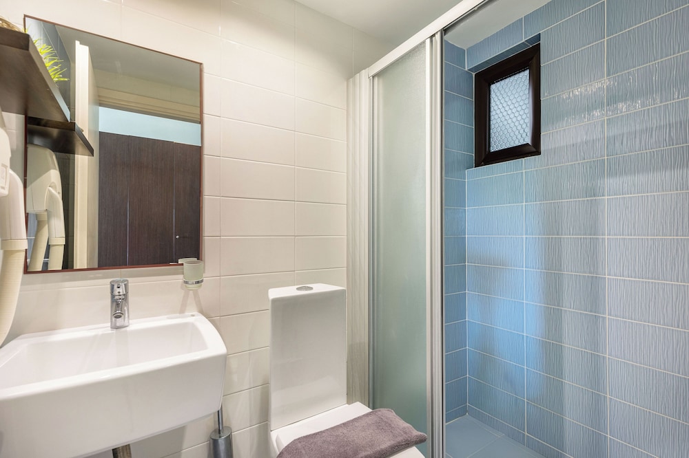 Standard Room with Pool View - Photo 4