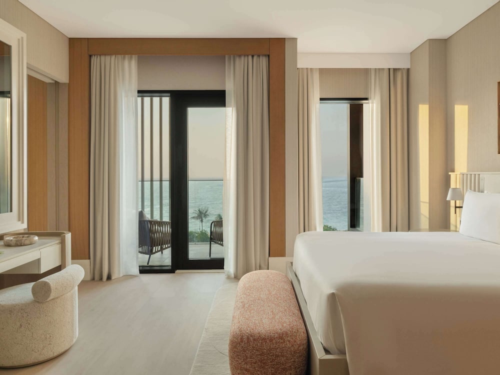Waking Eclipse One Bedroom Suite - Sea View