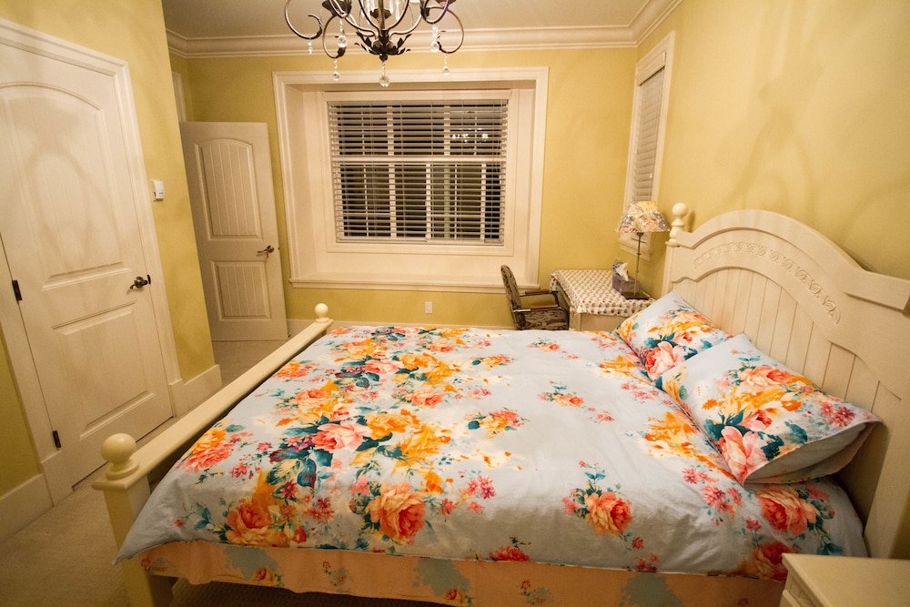 Classic Room, 1 Queen Bed, Non Smoking, Shared Bathroom photo 3