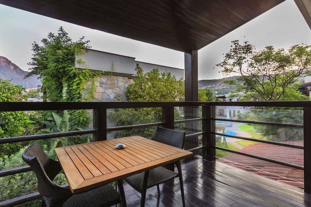 2 Bedroom Deluxe Room, Balcony, Pool View photo 2