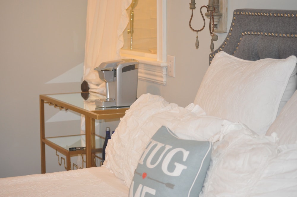 Luxury Studio Suite, 1 King Bed, Lake View (#1) photo 2