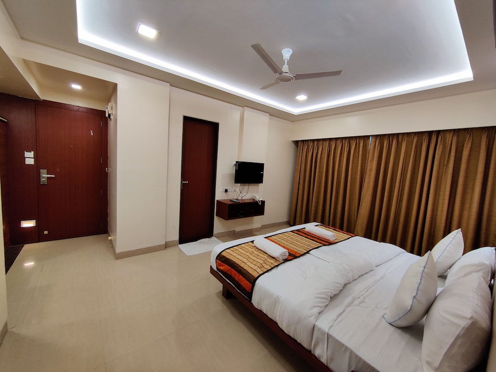 Deluxe Double Room with Balcony - Photo 22