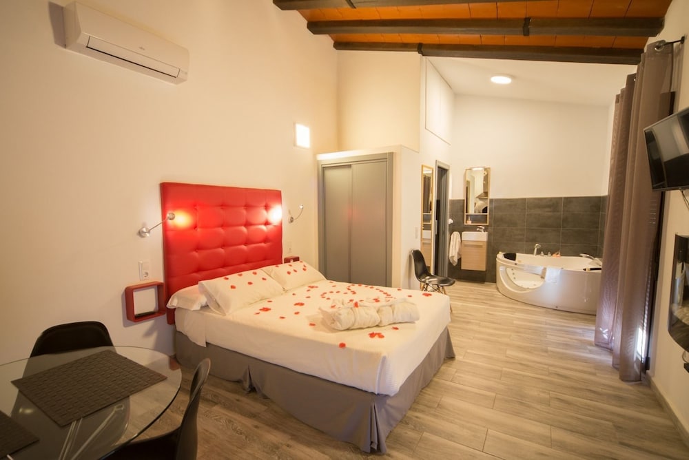 Romantic Studio, Jetted Tub (2)