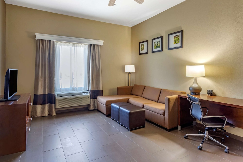 Suite, Multiple Beds, Accessible, Non Smoking photo 1
