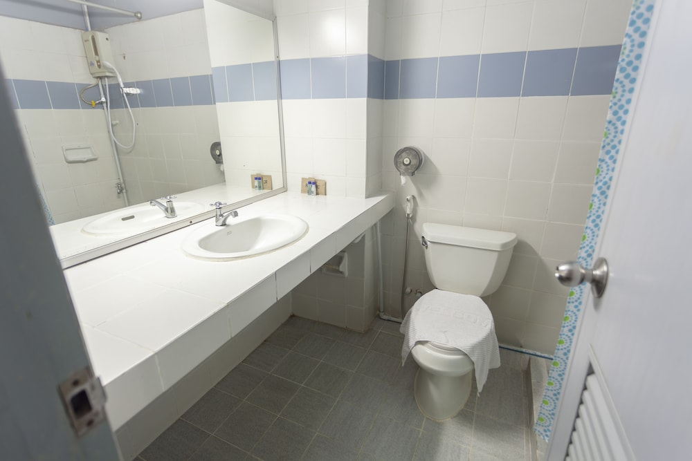 Standard Twin Room - Photo 3
