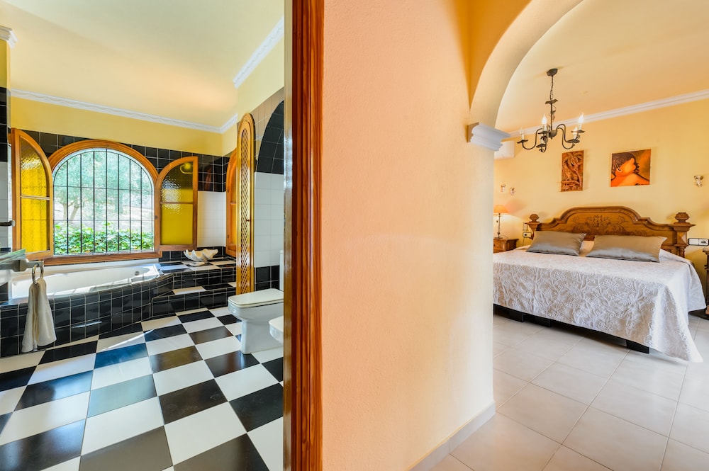 City Villa, 5 Bedrooms, Private Pool photo 3