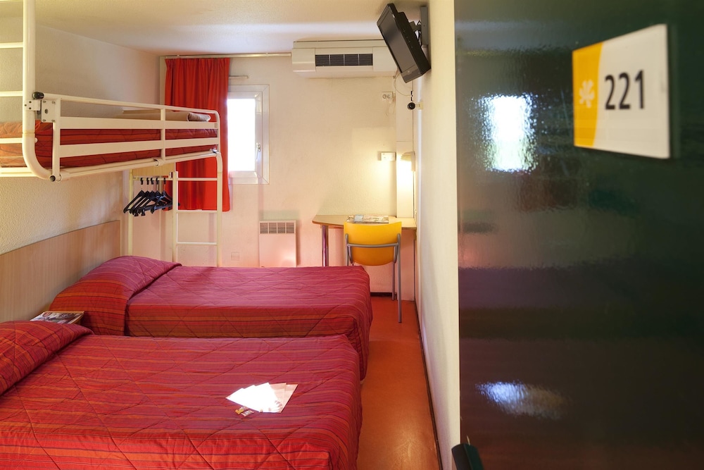 Standard Room, 3 Twin Beds - Photo 1