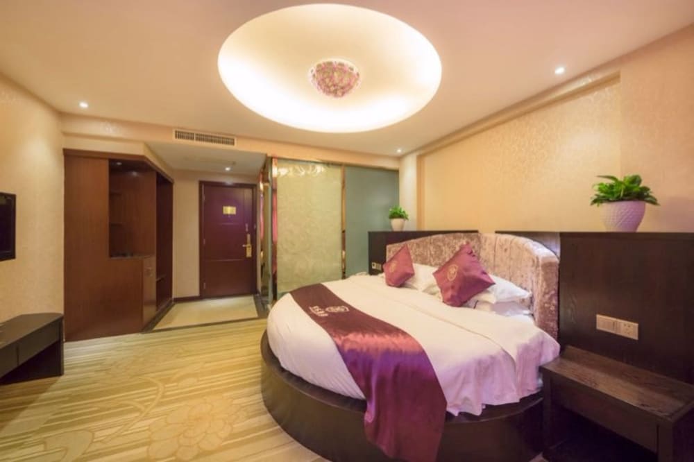 Round-Bed Room photo 1