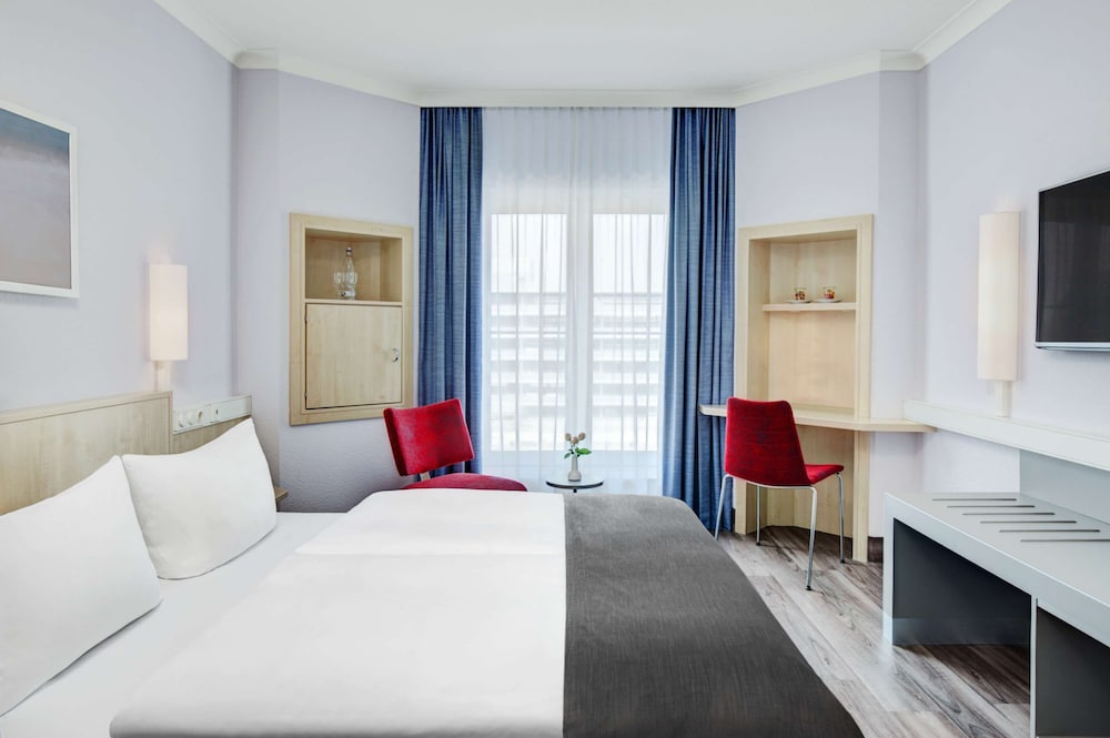 Standard Room, 1 Queen Bed photo 3