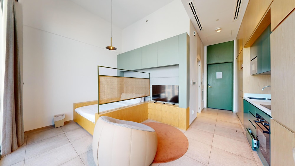 Deluxe Studio, 1 Queen Bed, Private Bathroom, City View photo 2