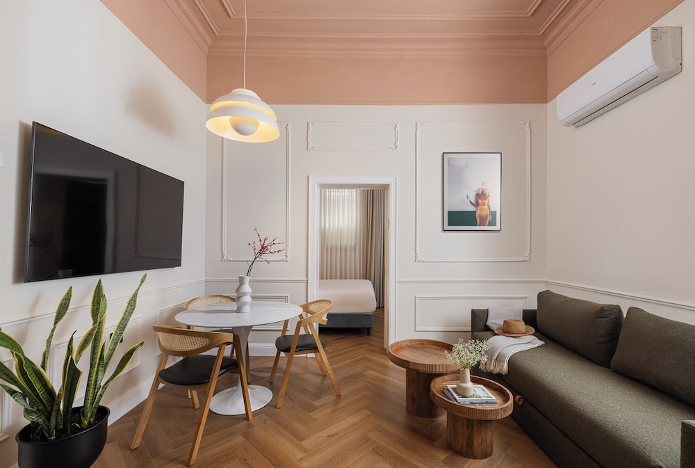 Family Room, 1 Bedroom - Photo 1