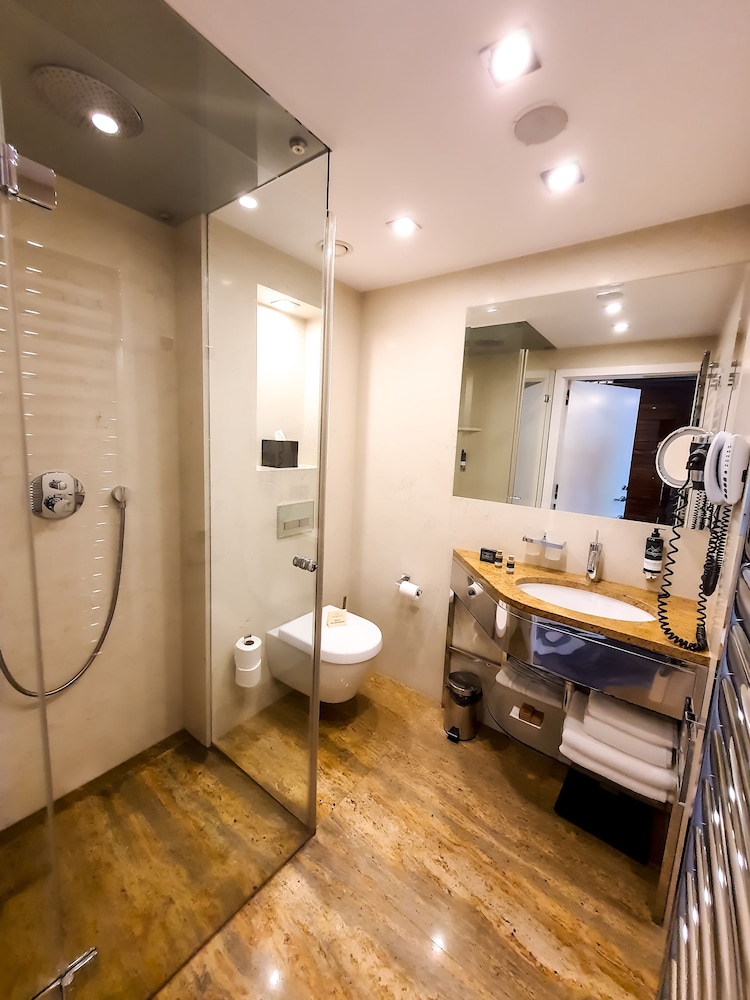 Deluxe Double or Twin Room, Balcony - Photo 5
